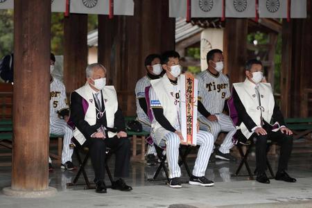 　広田神社で必勝祈願を行う（前列左から）藤原オーナー、矢野監督、百北球団社長（代表撮影）