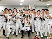 昨年７月３１日の誕生日にチームメートと（球団インスタグラムより）