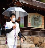 　広田神社で必勝祈願を行った矢野監督（代表撮影）