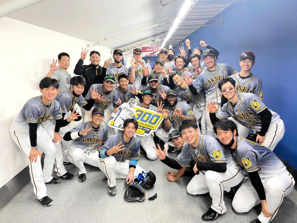 昨年９月１１日３００盗塁達成を記念して（球団インスタグラムより）