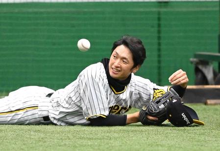 　リラックスムードで調整する近本（撮影・飯室逸平）