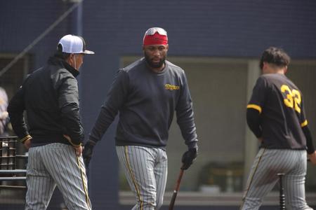 藤井コーチ（左）の指導を受けるロハス（右は井上）