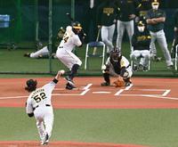 阪神アーロン・ウィルカーソンは阪神・矢野燿大監督（右後方２人目）らが見守る中、シート打撃に登板する＝京セラドーム大阪（撮影・山口登）