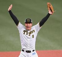 　守備練習でノッカーを大声で呼ぶ佐藤輝（撮影・田中太一）