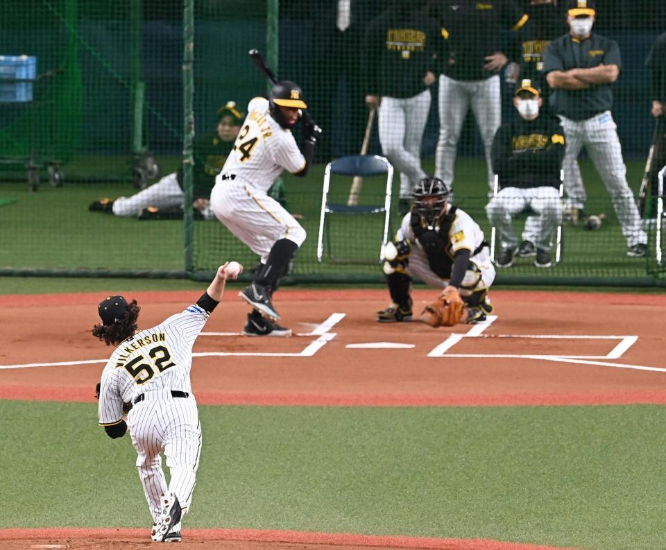 阪神アーロン・ウィルカーソンは阪神・矢野燿大監督（右後方２人目）らが見守る中、シート打撃に登板する＝京セラドーム大阪（撮影・山口登）