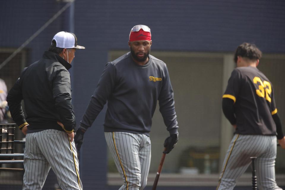 藤井コーチ（左）の指導を受けるロハス（右は井上）