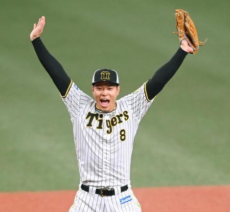 　守備練習でノッカーを大声で呼ぶ佐藤輝（撮影・田中太一）