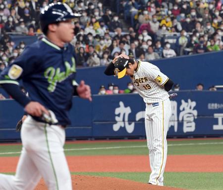 　１回、山田（手前）に死球を当て頭を下げる藤浪（撮影・田中太一）