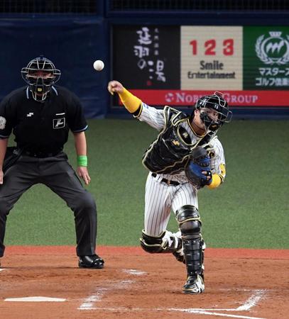 　３回、山田が盗塁し梅野が２塁へ送球するもセーフになる（撮影・山口登）