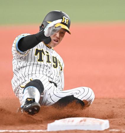 　３回、勝ち越しのタイムリー三塁打を放ち三塁へ滑り込む糸原（撮影・飯室逸平）