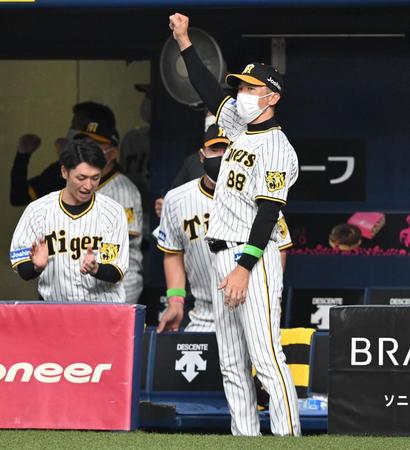 　３回、糸原の勝ち越し三塁打にベンチでガッツポーズする矢野監督（撮影・飯室逸平）