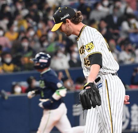 　９回、山田（奥）に同点ソロを許すケラー（撮影・田中太一）