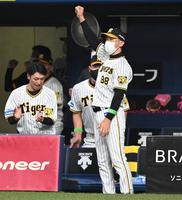 　３回、糸原の勝ち越し三塁打にベンチでガッツポーズする矢野監督（撮影・飯室逸平）