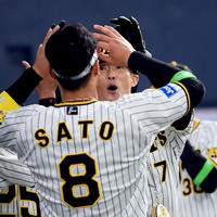 　４回、２ランを放った糸井は佐藤輝に迎えられ喜ぶ（撮影・田中太一）