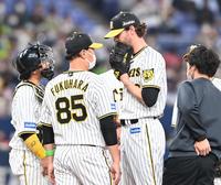 　９回、サンタナに勝ち越し２ランを許し肩を落とすケラー（撮影・田中太一）