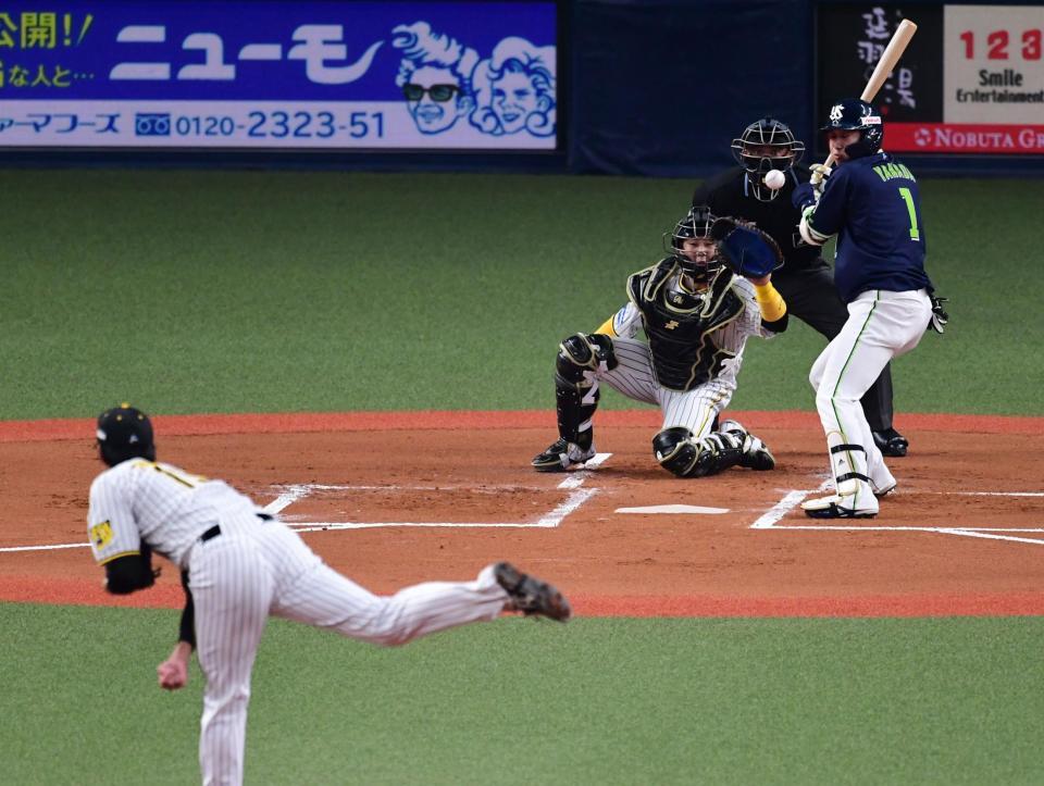 　１回、山田は死球を受ける（投手・藤浪、捕手・梅野）＝撮影・山口登