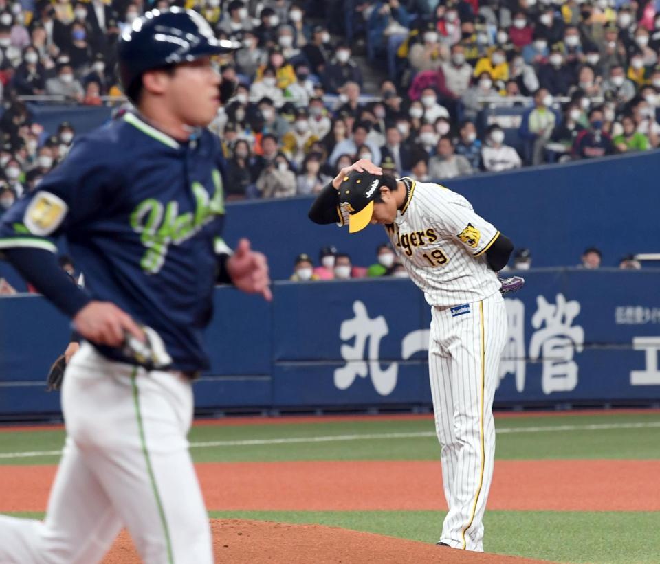 　１回、山田（手前）に死球を当て頭を下げる藤浪（撮影・田中太一）