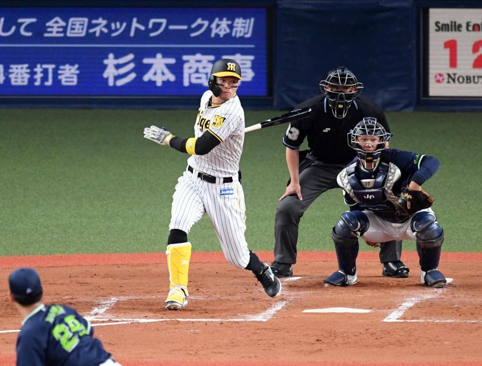 　２回、佐藤輝は三塁内野安打を放つ（撮影・山口登）