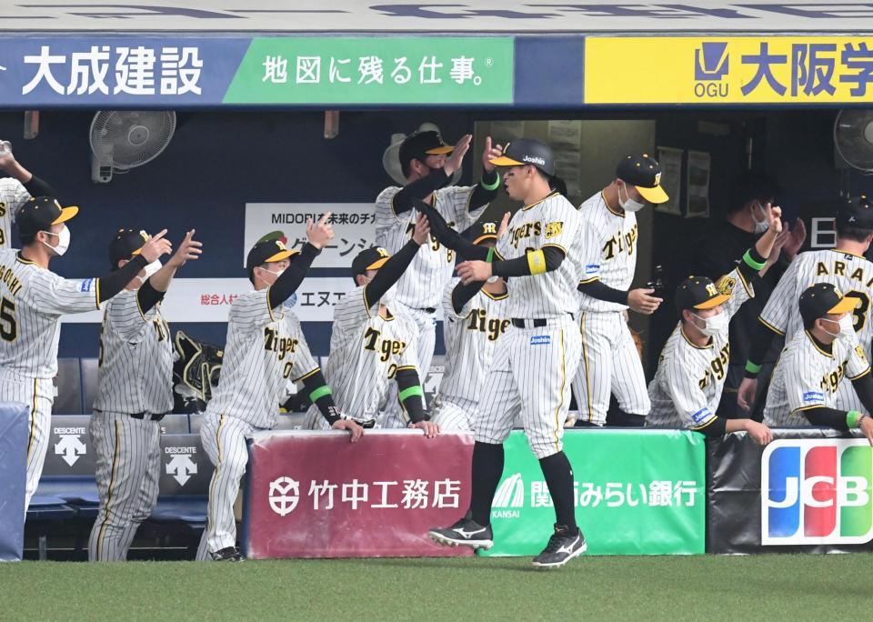 　２回、佐藤輝は糸井の適時打で生還しナインに迎えられる（撮影・山口登）