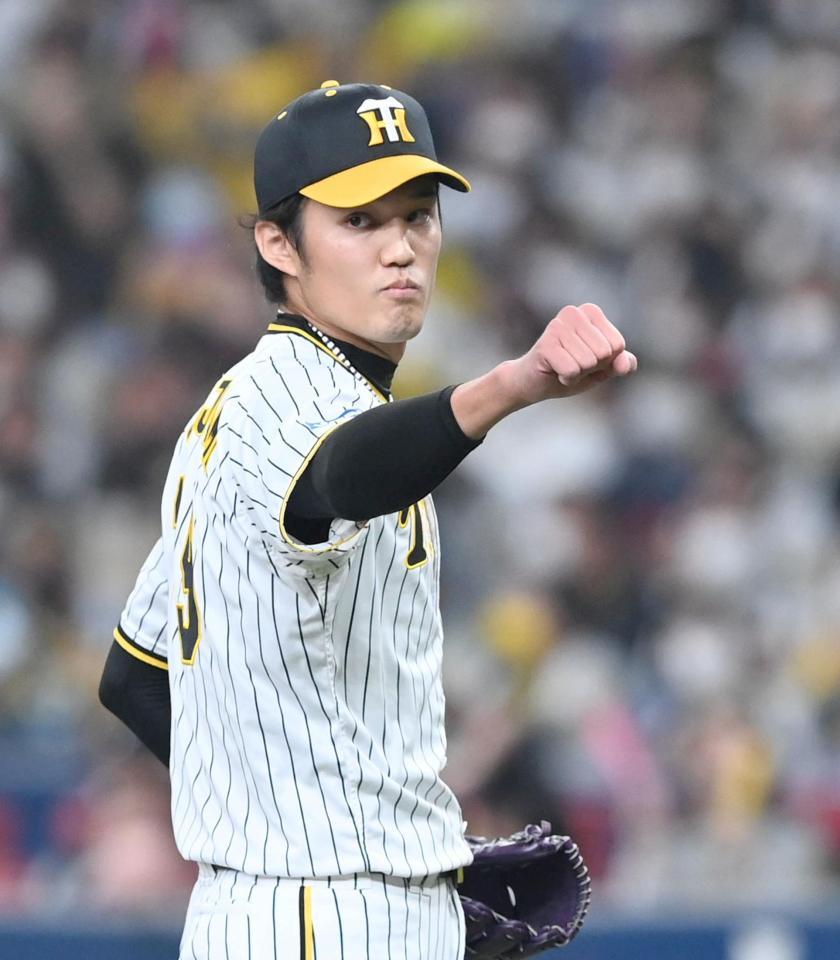 　７回、拳を突き出す藤浪（撮影・飯室逸平）