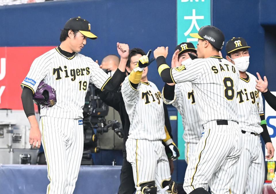 　３回、佐藤輝を迎える藤浪（左）＝撮影・飯室逸平