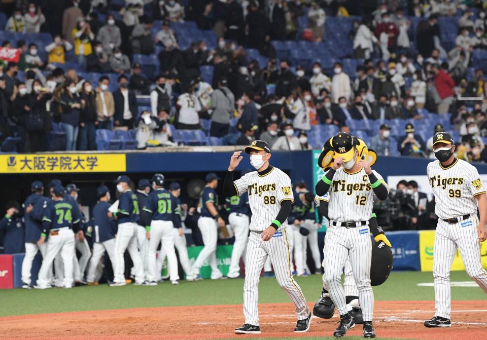 　ヤクルトに逆転負けを喫し、グラウンドを引き揚げる矢野監督（撮影・田中太一）