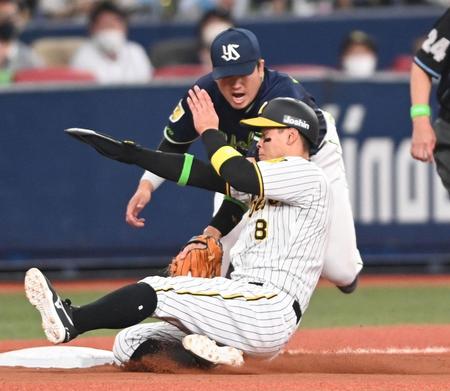 　滑り込む佐藤輝は村上の捕球ミスを誘う（撮影・田中太一）