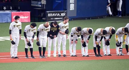 　試合を終え、一礼するケラー（中央）ら阪神ナイン（撮影・山口登）