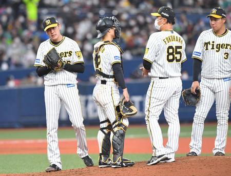 　６回、先制点を失った小川（左）は、交代を告げられてマウンドを後にする（撮影・北村雅宏）