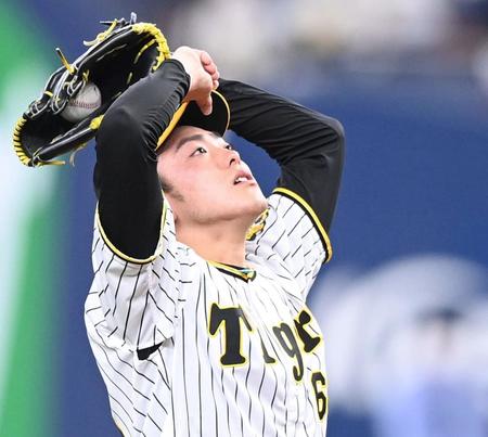 　６回、悔しそうに天を仰ぐ小川（撮影・飯室逸平）