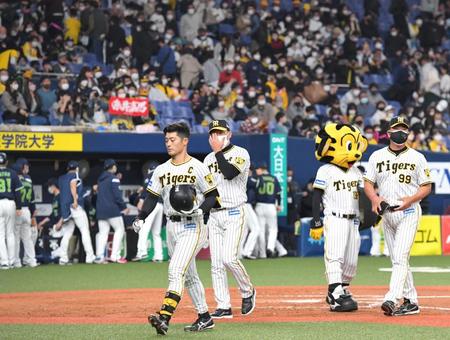 　開幕連敗を喫し、ガックリと引き揚げる矢野監督（中央）＝撮影・北村雅宏