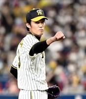 　７回、拳を突き出す藤浪（撮影・飯室逸平）