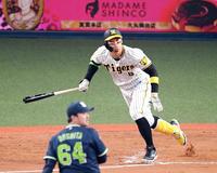 　４回、佐藤輝は左中間適時二塁打を放つ（撮影・山口登）