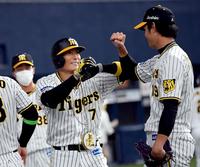 　４回、２ランを放った糸井は好投する藤浪とタッチを交わす（撮影・田中太一）