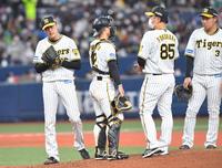 　６回、先制点を失った小川（左）は、交代を告げられてマウンドを後にする（撮影・北村雅宏）