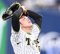 　６回、悔しそうに天を仰ぐ小川（撮影・飯室逸平）