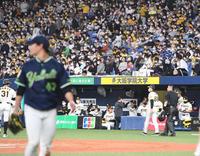 　高橋の前に沈黙の阪神ナイン（撮影・飯室逸平）