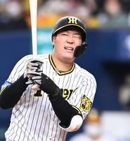 　７回、死球に顔をゆがめる大山（撮影・飯室逸平）