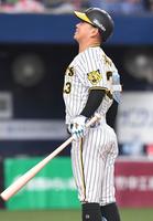 　７回、死球を受けた糸原（撮影・北村雅宏）