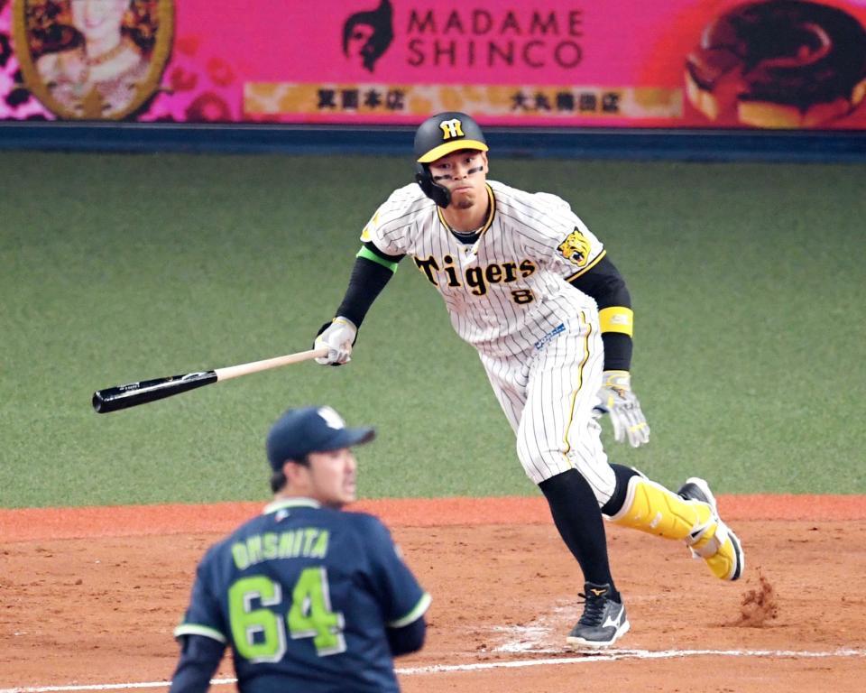 　４回、佐藤輝は左中間適時二塁打を放つ（撮影・山口登）