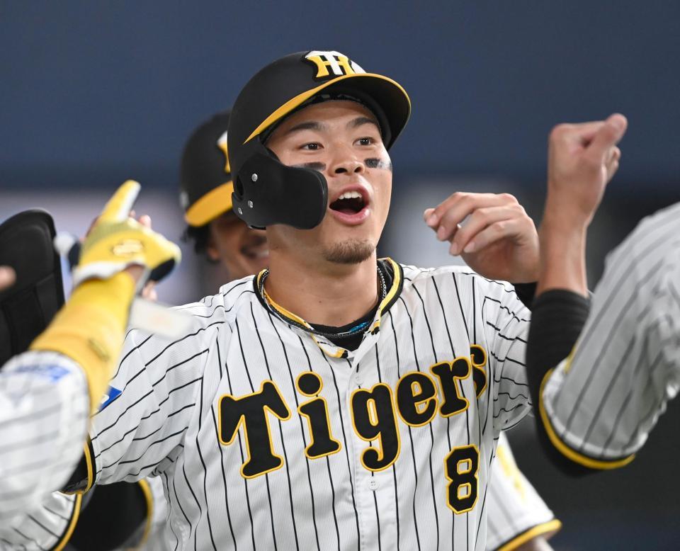 　３回、糸原の適時打で生還した佐藤輝はナインに迎えられる（撮影・田中太一）