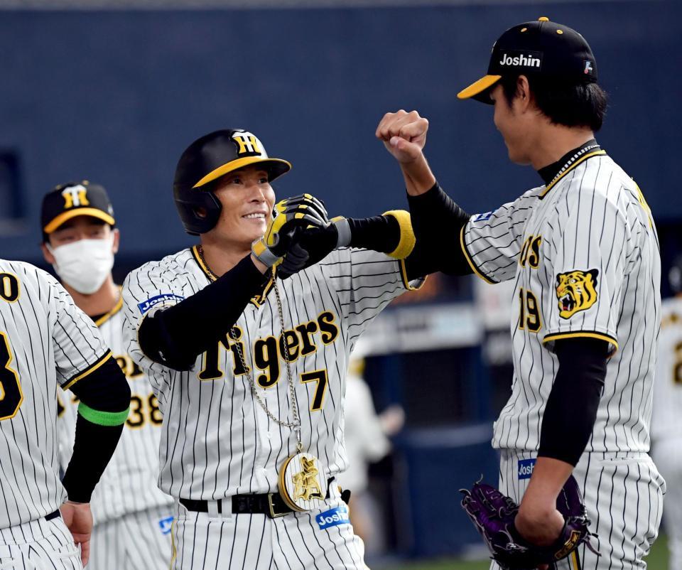 　４回、２ランを放った糸井は好投する藤浪とタッチを交わす（撮影・田中太一）