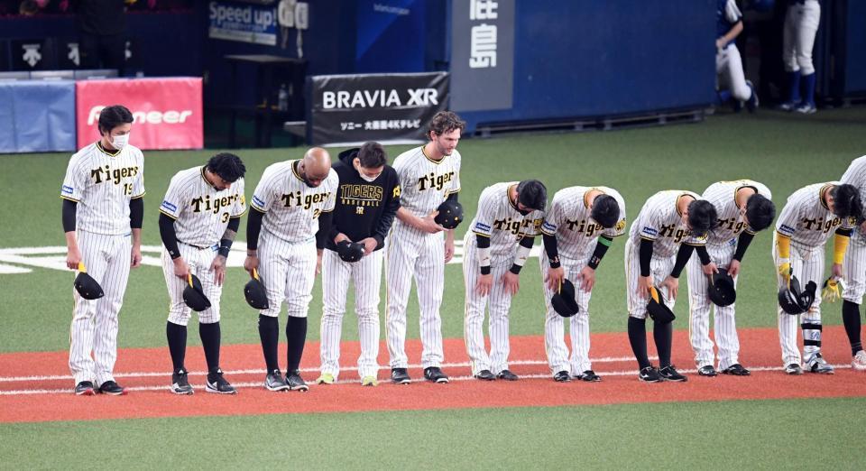 　試合を終え、一礼するケラー（中央）ら阪神ナイン（撮影・山口登）