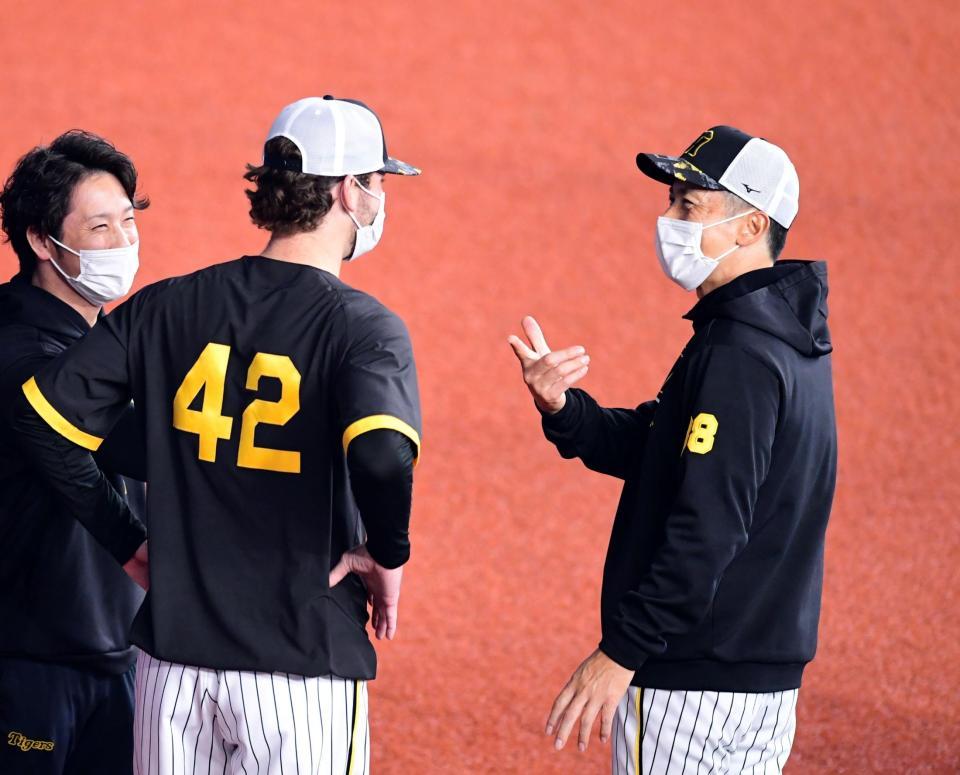 　ケラー（中央）に声を掛ける矢野監督（右）＝撮影・山口登