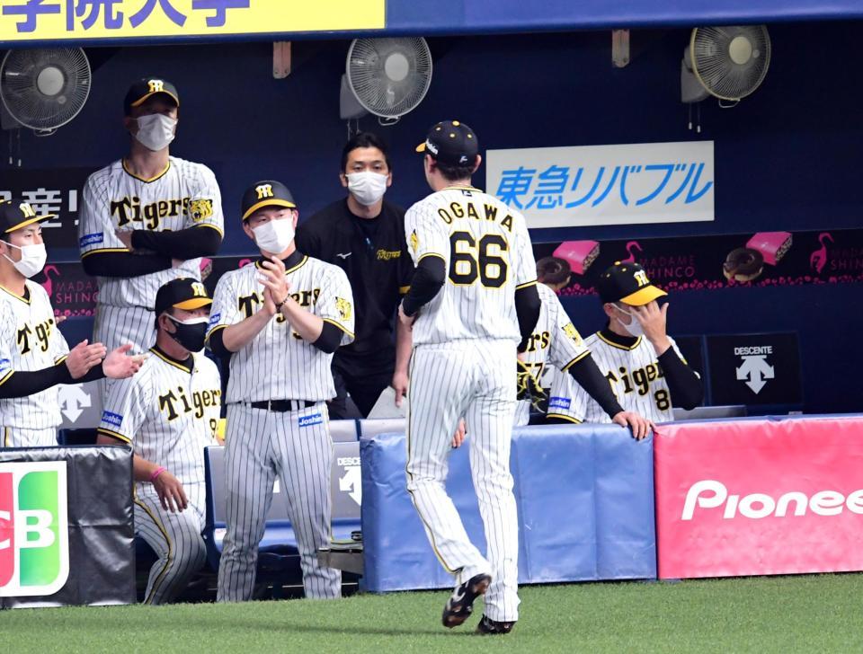 　６回、降板する小川（中央）＝撮影・山口登