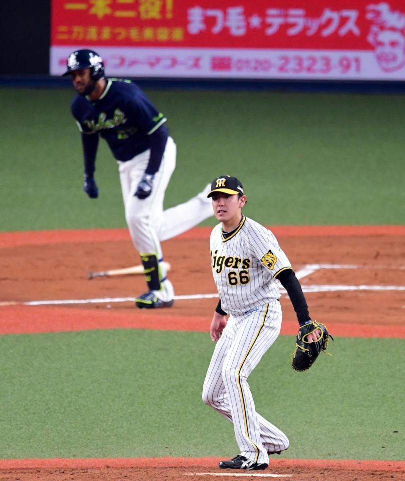 　６回、小川はサンタナに先制適時打を許す（撮影・山口登）