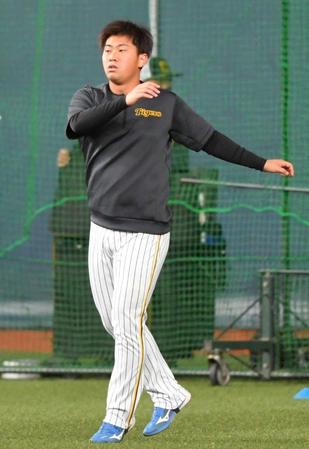 　ウオーミングアップする桐敷（撮影・北村雅宏）