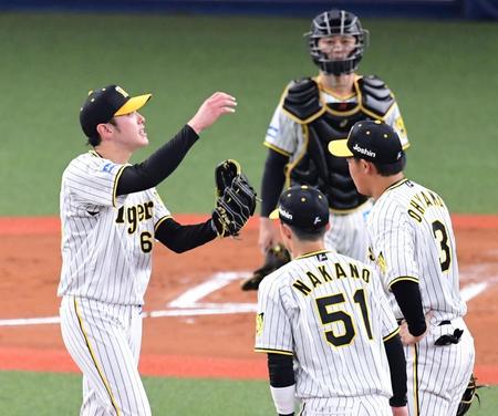 　６回、失点し降板する小川（右）＝撮影・山口登