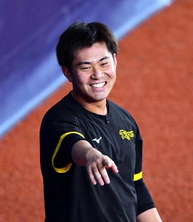 　練習中、笑顔を見せる桐敷（撮影・山口登）