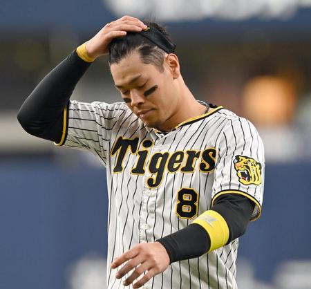 　８回、凡打に倒れ悔しがる佐藤輝（撮影・田中太一）